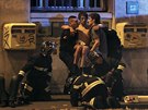 Záchranái pomáhají zrannému mui po explozi, která se ozvala poblí koncertní...