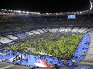 Ze Stade de France byl nejdíve evakuován pítomný prezident François Hollande....