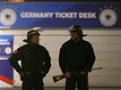 Policisté hlídkují ped stadionem Stade de France v Paíi po explozích, které...