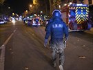 V ulicích francouzské metropole po útocích zasahovali policisté, hasii i...
