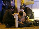 Záchranái oetují ranné po teroristickém útoku v Paíi, pi kterém zemelo...