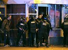 Policisté hlídkují u kavárny nedaleko koncertní sín Bataclan v Paíi, kde...