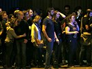 Lidé poblí koncertní sín Bataclan v Paíi sledují situaci po teroristických...