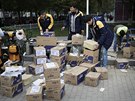 Pracovníci Alibaby v Pekingu balí do krabic zakoupené zboí.