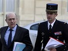 Francouzský policejní editel Jean-Marc Falcone (vlevo) dorazil spolu s...