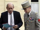 Francouzský ministr obrany Jean-Yves Le Drian (vlevo) mluví ped Elysejským...