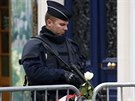 Francouzský policista hlídá oblast v blízkosti klubu Bataclan. U policejních...