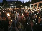 Lidé v Kalifornii drí nad hlavou svíky na památku Nohemi Gonzálezové, jedné z...
