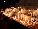 Dominikánci v Santo Domingu zapalují svíky na památku obtí paíských masakr...