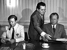 Západonmecký ministr financí Helmut Schmidt (vlevo) a kanclé Willy Brandt...