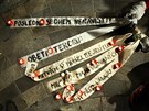 Desítky lidí se zastnily ped Hlavním nádraím v Praze happeningu za obti...
