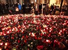 Kvtiny a hoící svíky ped budovou francouzské ambasády v Praze. (15....