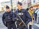Policisté hlídkující o víkendu v paíských ulicích mli zbran vdy po ruce....