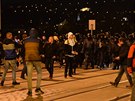 Policie zasáhla proti demonstrujícím proti migraci u Úadu vlády v Praze (17....
