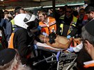 Izraeltí záchranái odváejí Palestince, kterého postelili dva lenové...