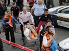 Izraeltí záchranái odváejí palestinského chlapce, který podle policie napadl...