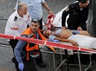 Izraeltí záchranái odváejí palestinského mladíka, který podle policie napadl...