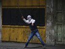 Palestinský mladík vrhá kameny na izraelské jednotky bhem demonstrace v...
