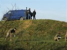 Slovintí vojáci staví zábrany na hranicích s Chorvatskem u obce Veliki Obrez...