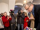 Miroslav Kalousek pokládá kytici u památníku na Národní tíd.