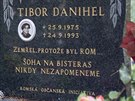 Na snímku je hrob Tibora, jeho matky Marie a tety Kamily.