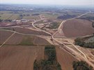 Na leteck�m sn�mku z ��jna 2015 je vid�t, jak postupuje stavba d�lnice D3 u...