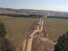Na leteck�m sn�mku z ��jna 2015 je vid�t, jak postupuje stavba d�lnice D3 u...