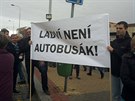 Na Ládví se konala demonstrace zdejích oban kvli novým autobusm...