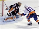 Frans Nielsen z New York Islanders pekonává brankáe Anaheimu Antona Chudobina.