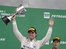Nico Rosberg slaví triumf v Brazílii, za ním zklamaný Sebastian Vettel.