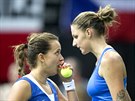 PORADA. Barbora Strýcová (vlevo) a Karolína Plíková pi tyhe ve finále Fed...