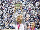 S POHÁREM NAD HLAVOU. Petra Kvitová s trofejí pro vítze Fed Cupu.