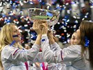 OPORY. Petra Kvitová a Lucie afáová s trofejí pro vítze Fed Cupu.