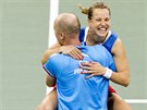 HOP NA KAPITÁNA. Barbora Strýcová a Petr Pála slaví triumf ve Fed Cupu.