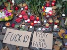 Svíky a nápisy ped francouzskou ambasádou v Praze vyjadují solidaritu po...