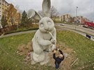 Socha králíka, který poírá lovka, nese název Panoptikum. Jejím autorem je...