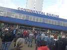 Zhruba 600 lidí pilo v pondlí ped Continental Barum demonstrovat za vyí...