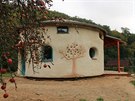 Kouzelný kulatý domek ze deva, slámy a hlíny postavila Andrea i s dtmi na...