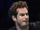 Britský tenista Andy Murray v duelu Turnaje mistr s Davidem Ferrerem ze...