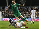 Irský fotbalista Jeff Hendrick padá po stetu s Emirem Spahiem z Bosny a...