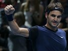 výcarský tenista Roger Federer se raduje v zápase s Novakem Djokoviem ze...