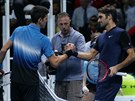 Roger Federer (vpravo) pijímá gratulaci od Novaka Djokovie.