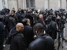 Reportéi ekají v ulici na pedmstí Saint Denis, ve které probhla stedení...