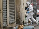Forenzní experti vcházejí do budovy na francouzském pedmstí Saint Denis. (19...