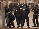 Francouzská policie kontroluje obyvatele tvrti Saint-Denis (18. listopadu...