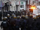 V paíské tvrti Saint-Denis zasahují policisté (18. listopadu 2015).