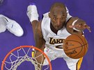 Kobe Bryant z LA Lakers zakončuje na koš Detroitu.
