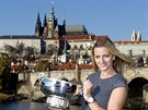 Petra Kvitová se chlubí trofejí pro vítzky Fed Cupu.