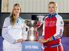 Karolína Plíšková (vlevo) a Maria Šarapovová při slavnostním losu Fed Cupu