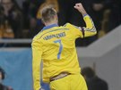 JÁ SI POSKOÍM. Ukrajinský fotbalista Andrij Jarmolenko slaví gól do sít...